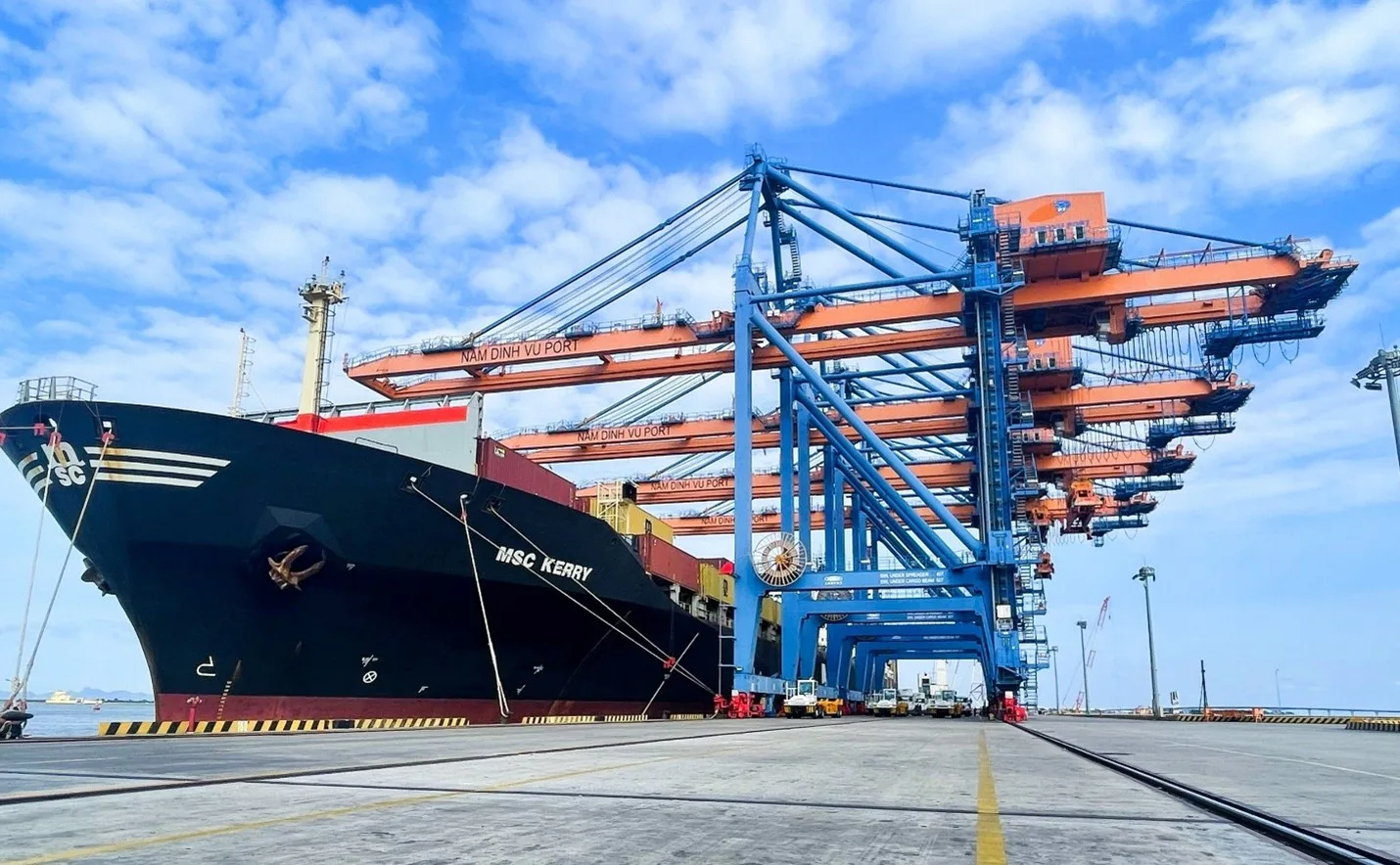 Nam Dinh Vu Port continues to set a new record in handling the largest container ship in the Dinh Vu Area